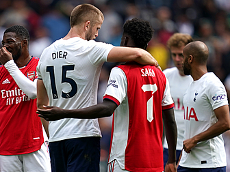 Spurs fans applaud Arsenal's B...